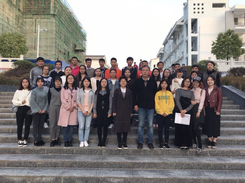 与凯里四中领导,指导老师及实习生合影与实习生举行凯里四中领导及